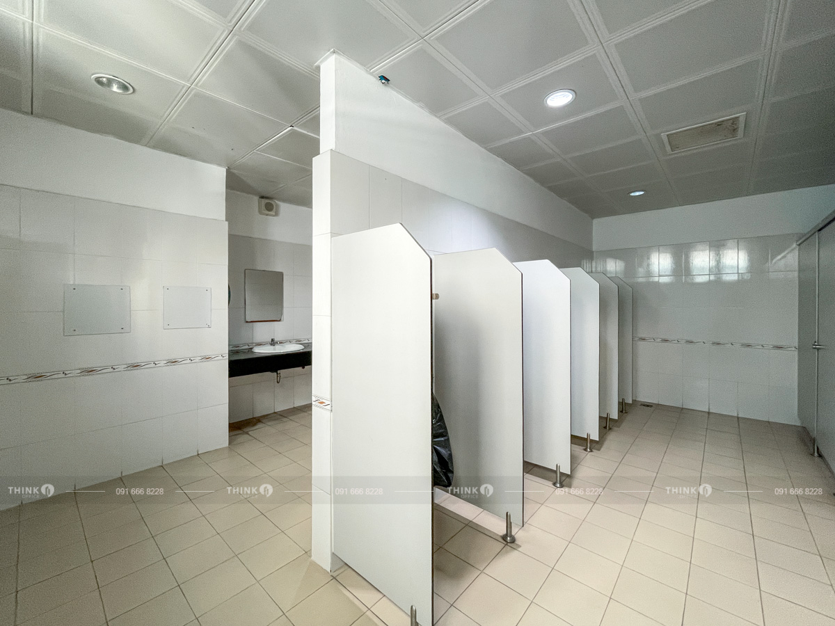 Nhà vệ sinh toà nhà Comatce Tower Nguỵ Như Kon Tum