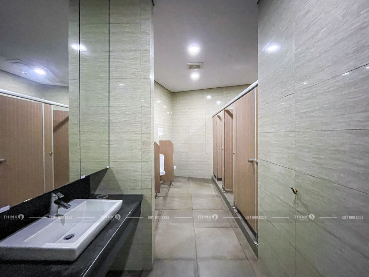 Nhà vệ sinh toà nhà Dolphin Plaza