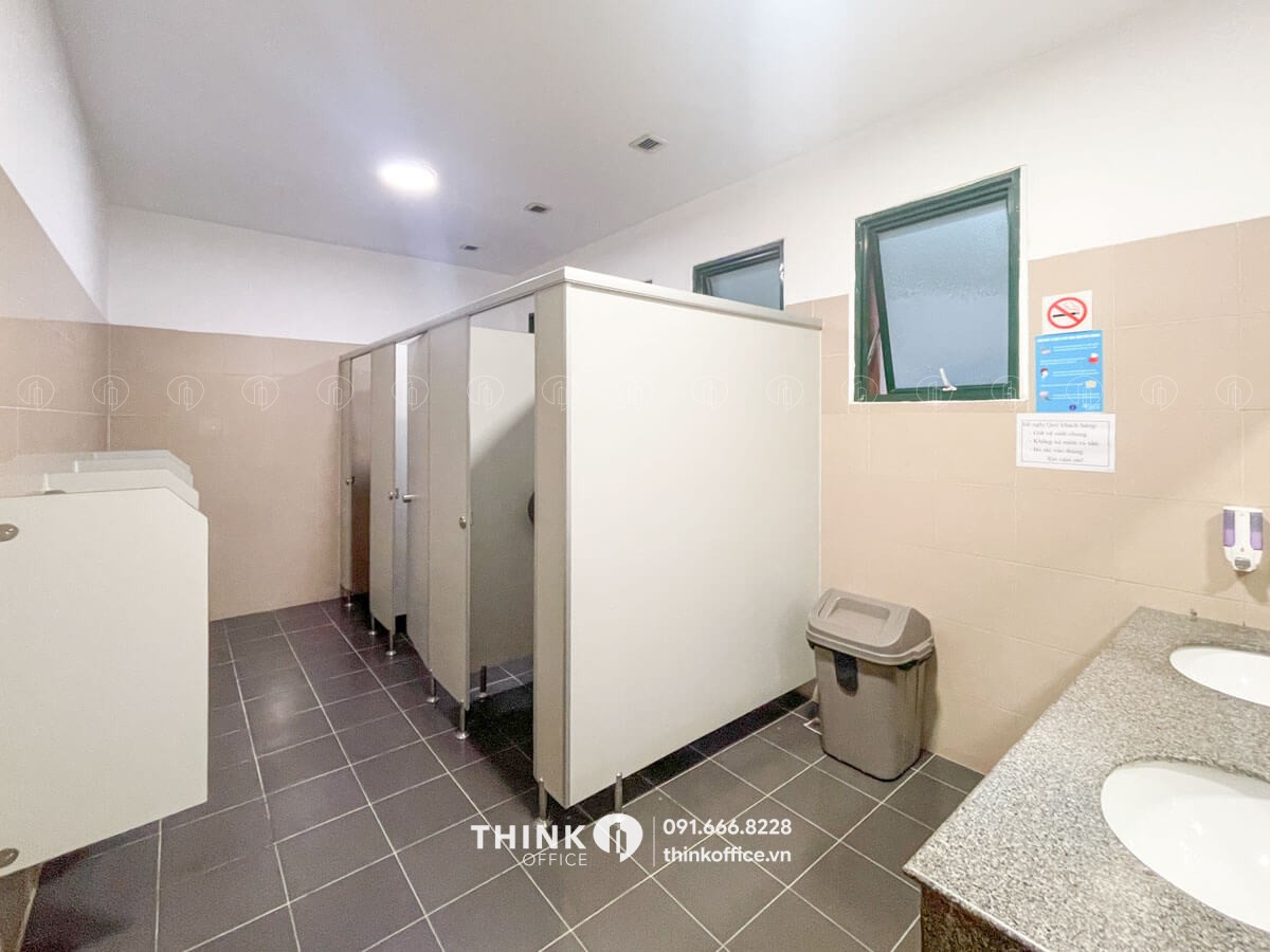 Nhà vệ sinh toà nhà Harec Building Láng Hạ