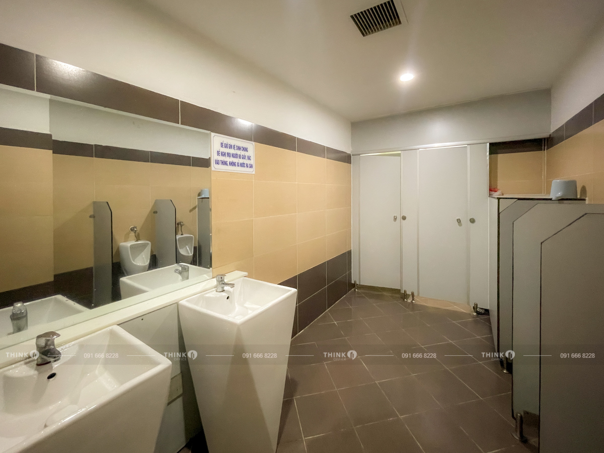Nhà vệ sinh toà nhà Hoàng Linh Building Duy Tân