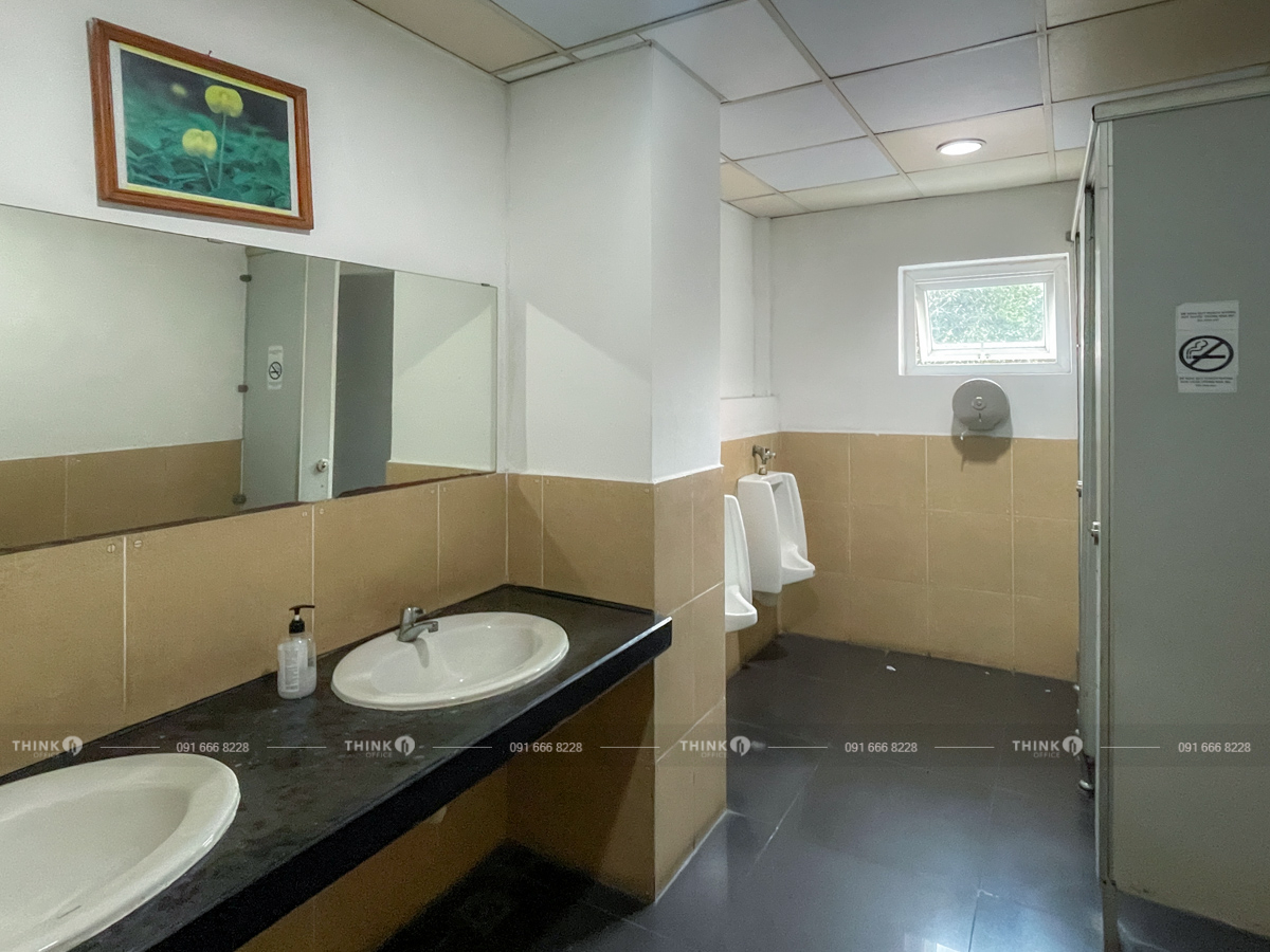 Nhà vệ sinh toà nhà Housing Office Trung Kính