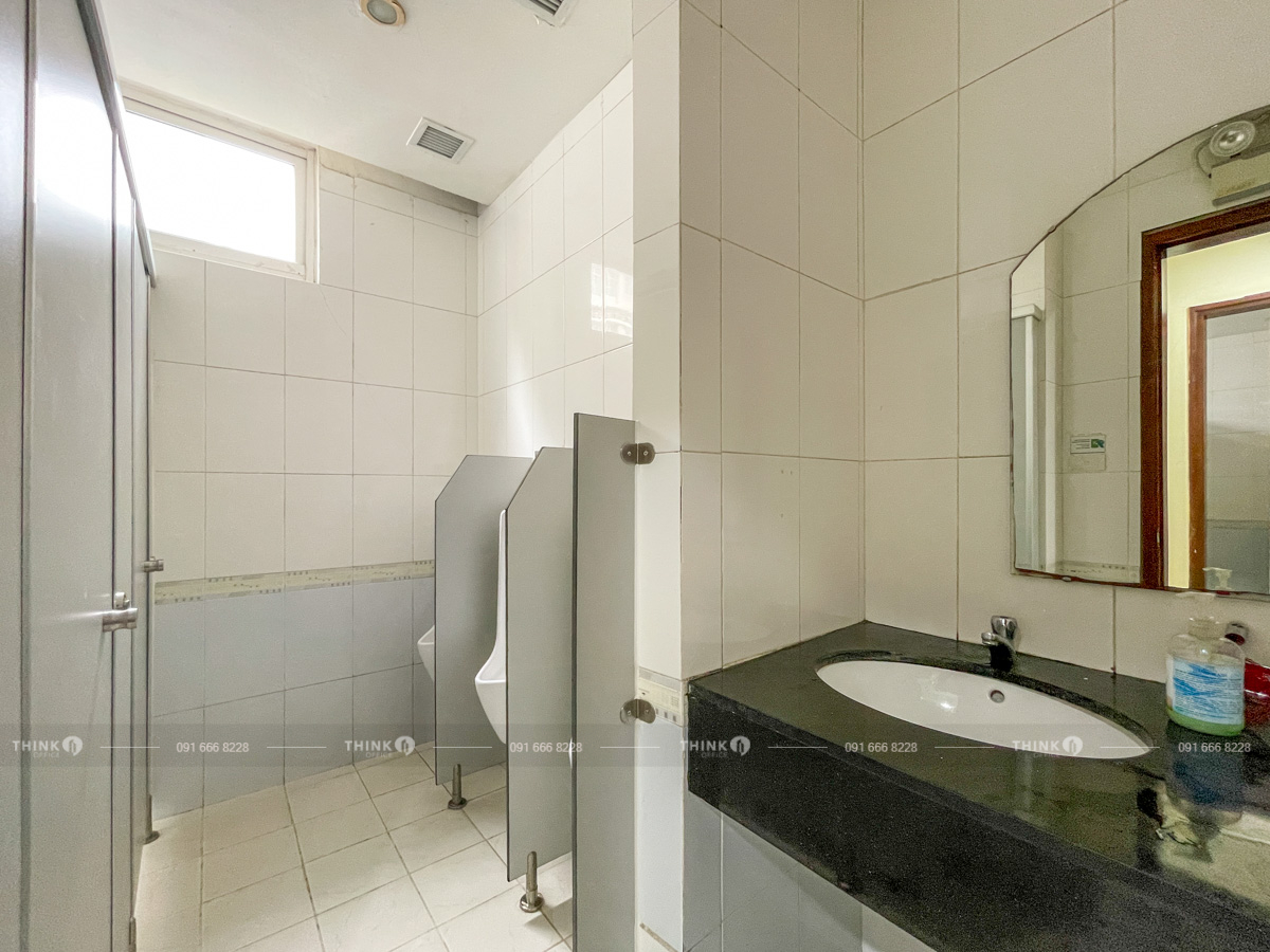 Nhà vệ sinh toà nhà Licogi 13 Khuất Duy Tiến