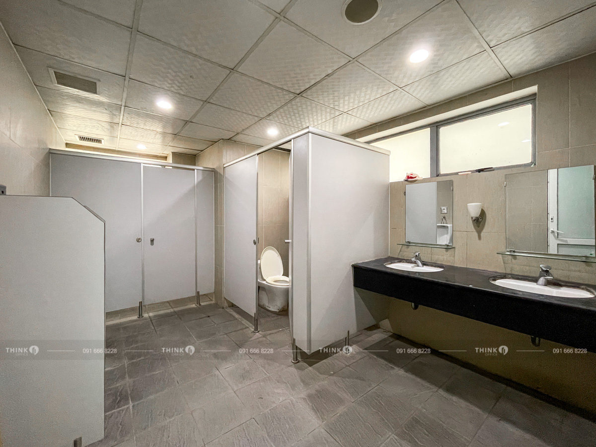 Nhà vệ sinh toà nhà MD Complex