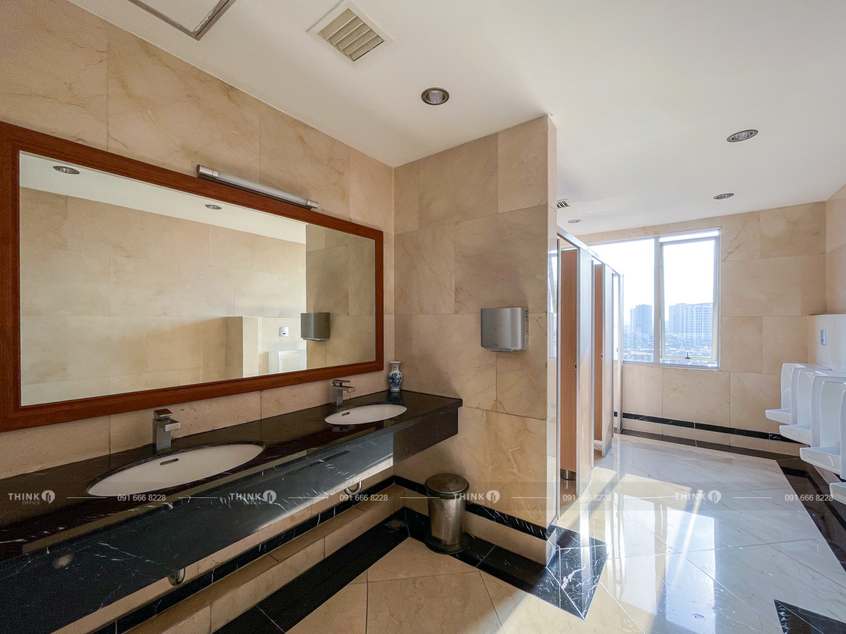 Nhà vệ sinh toà nhà Plaschem Tower
