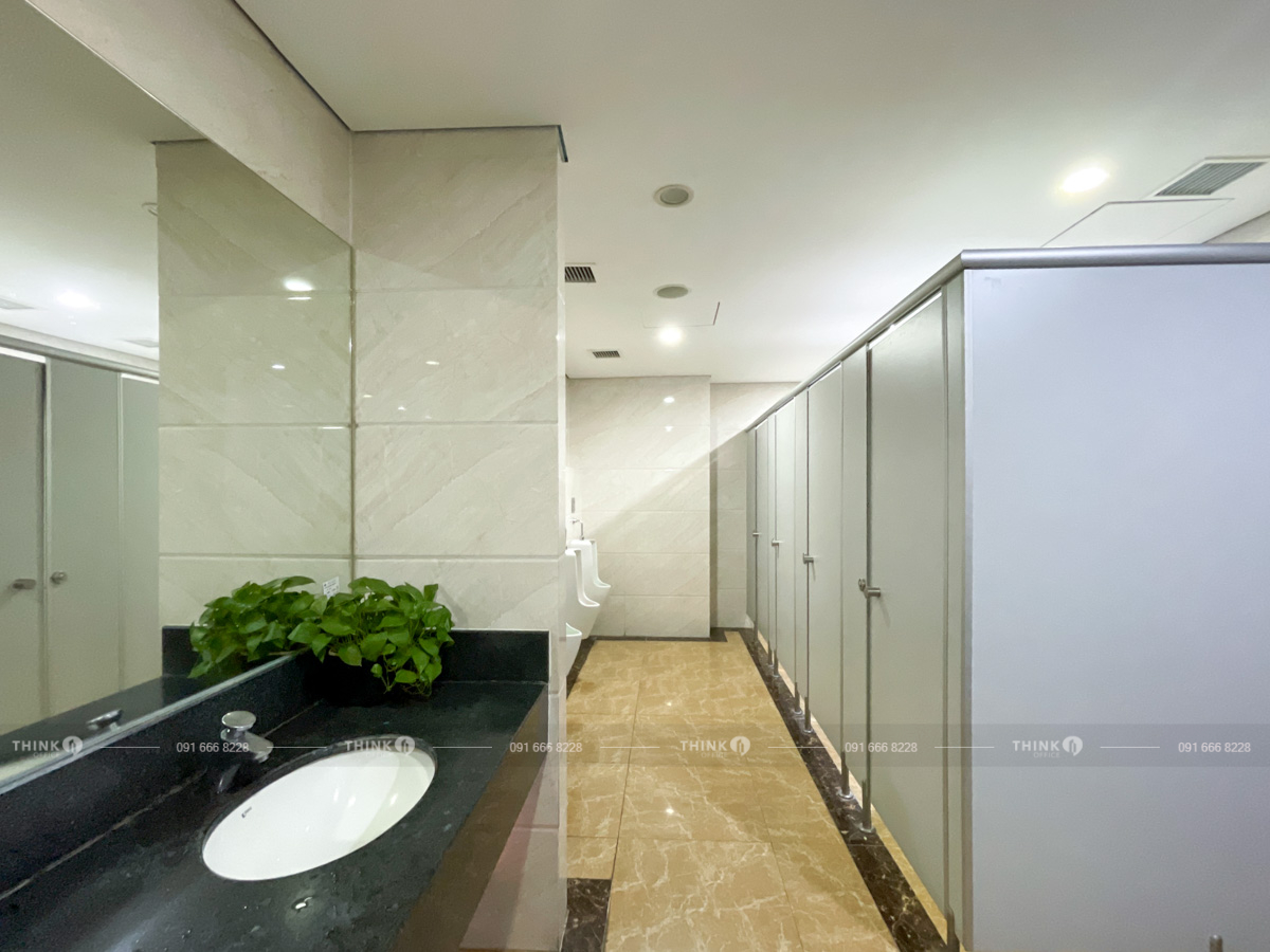 Nhà vệ sinh toà nhà Rox Tower Nguyễn Chí Thanh
