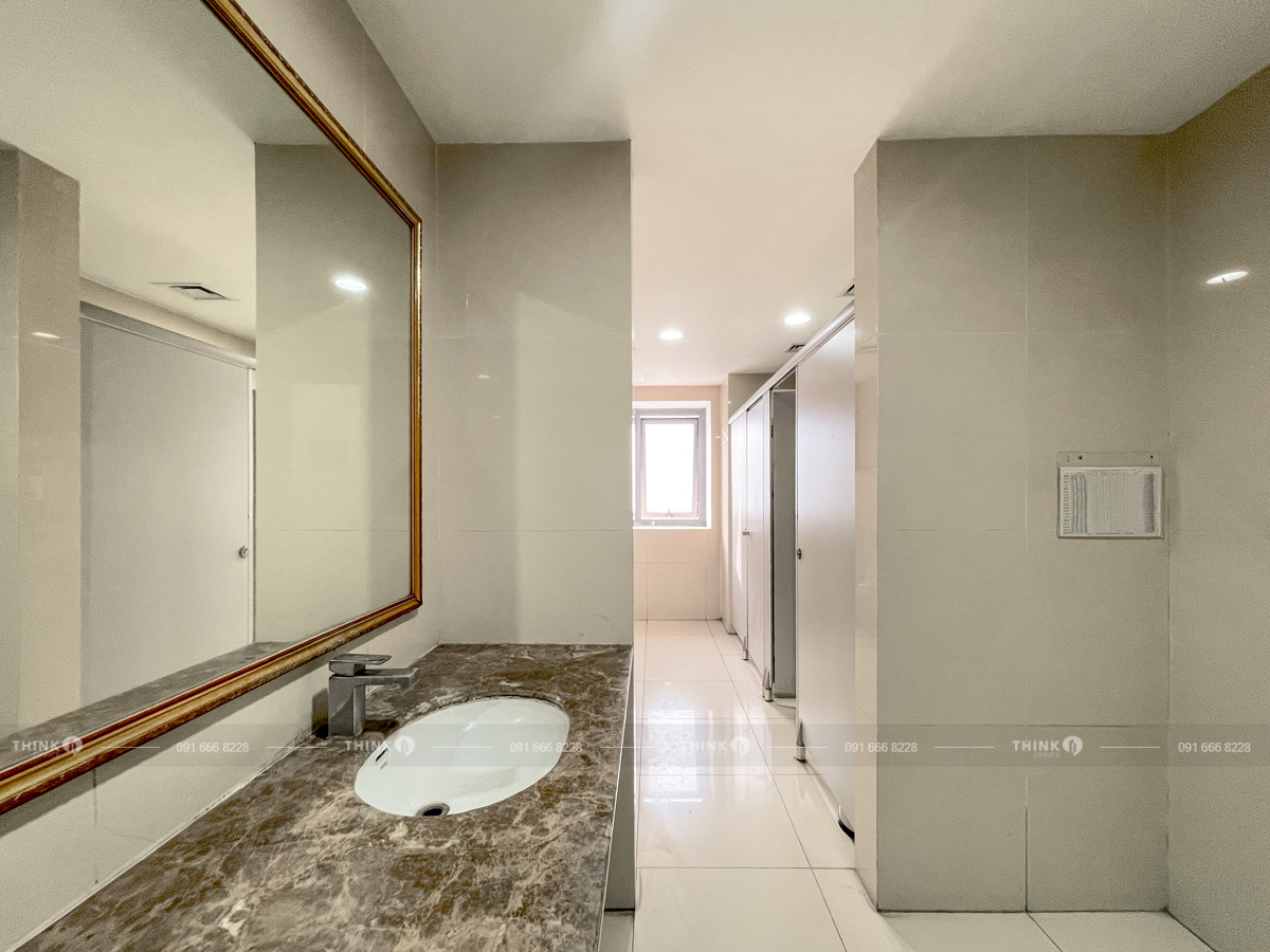 Nhà vệ sinh toà nhà Rox Tower Sky City