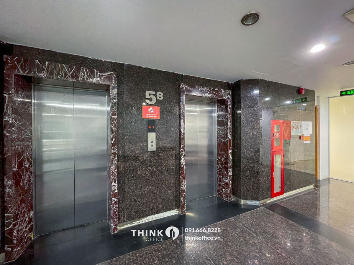 Sảnh thang máy văn phòng tầng 5 toà nhà VMT Building