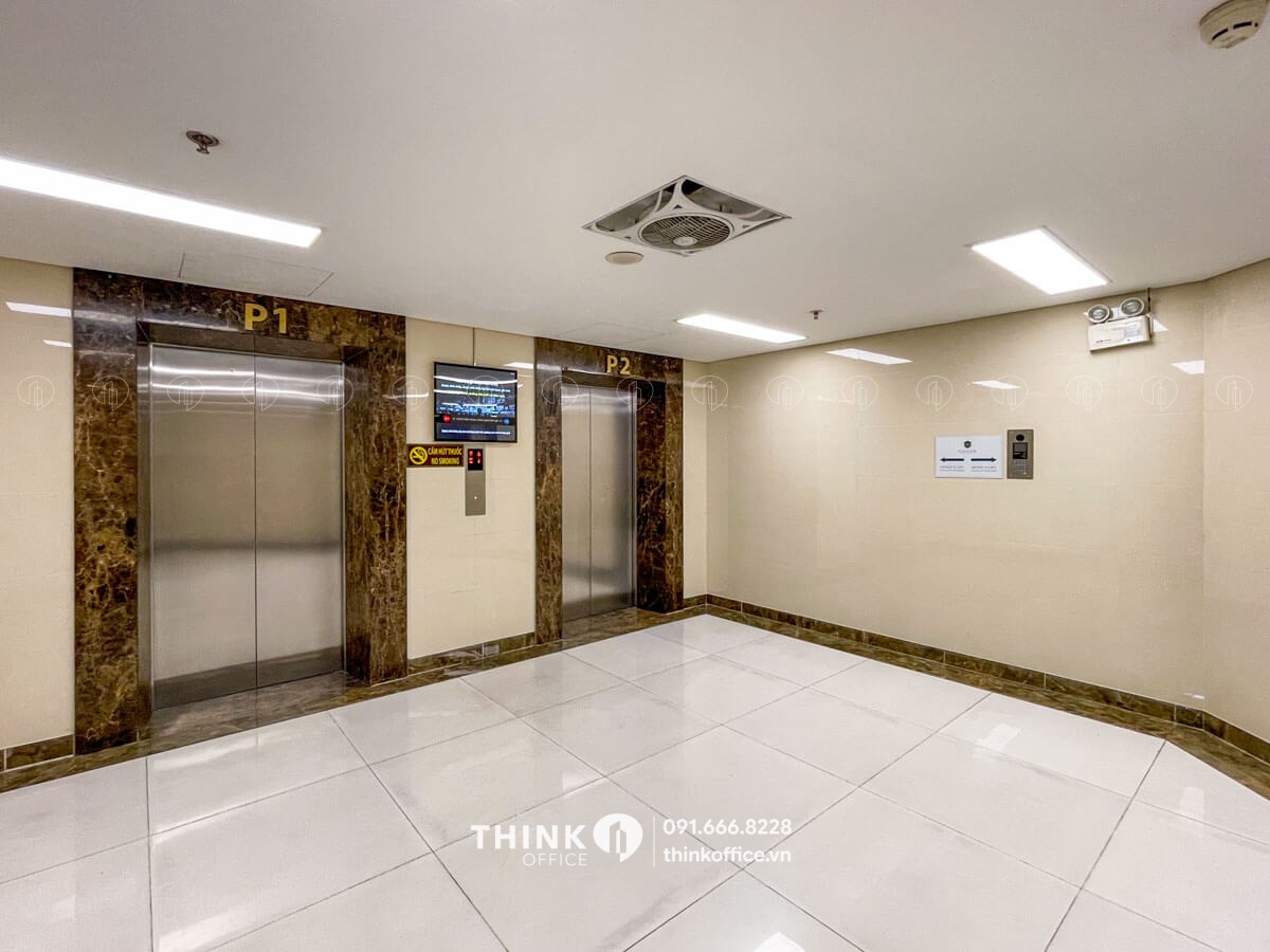 Sảnh thang máy tầng hầm gửi xe tại toà nhà Golden Park Tower