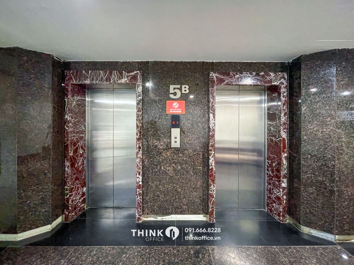 Thang máy văn phòng hiện đại tại toà nhà VMT Building Duy Tân Cầu Giấy