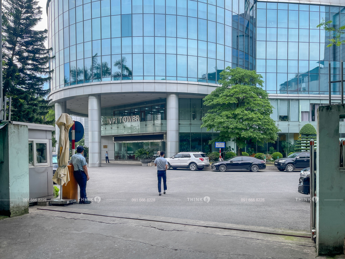 Cổng vào toà nhà Viện Dầu Khí VPI Tower