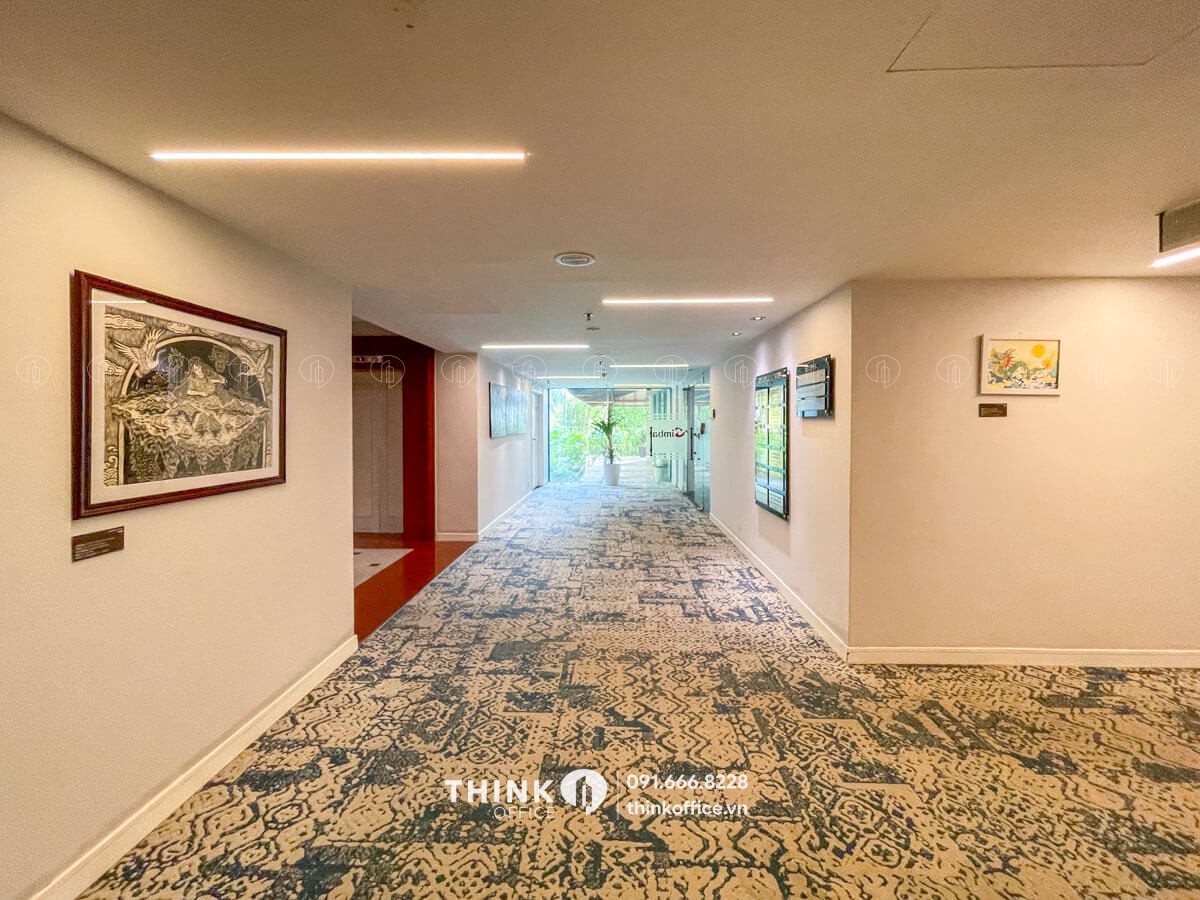 Khu vực hành lang văn phòng tại toà nhà Pan Pacific Hanoi