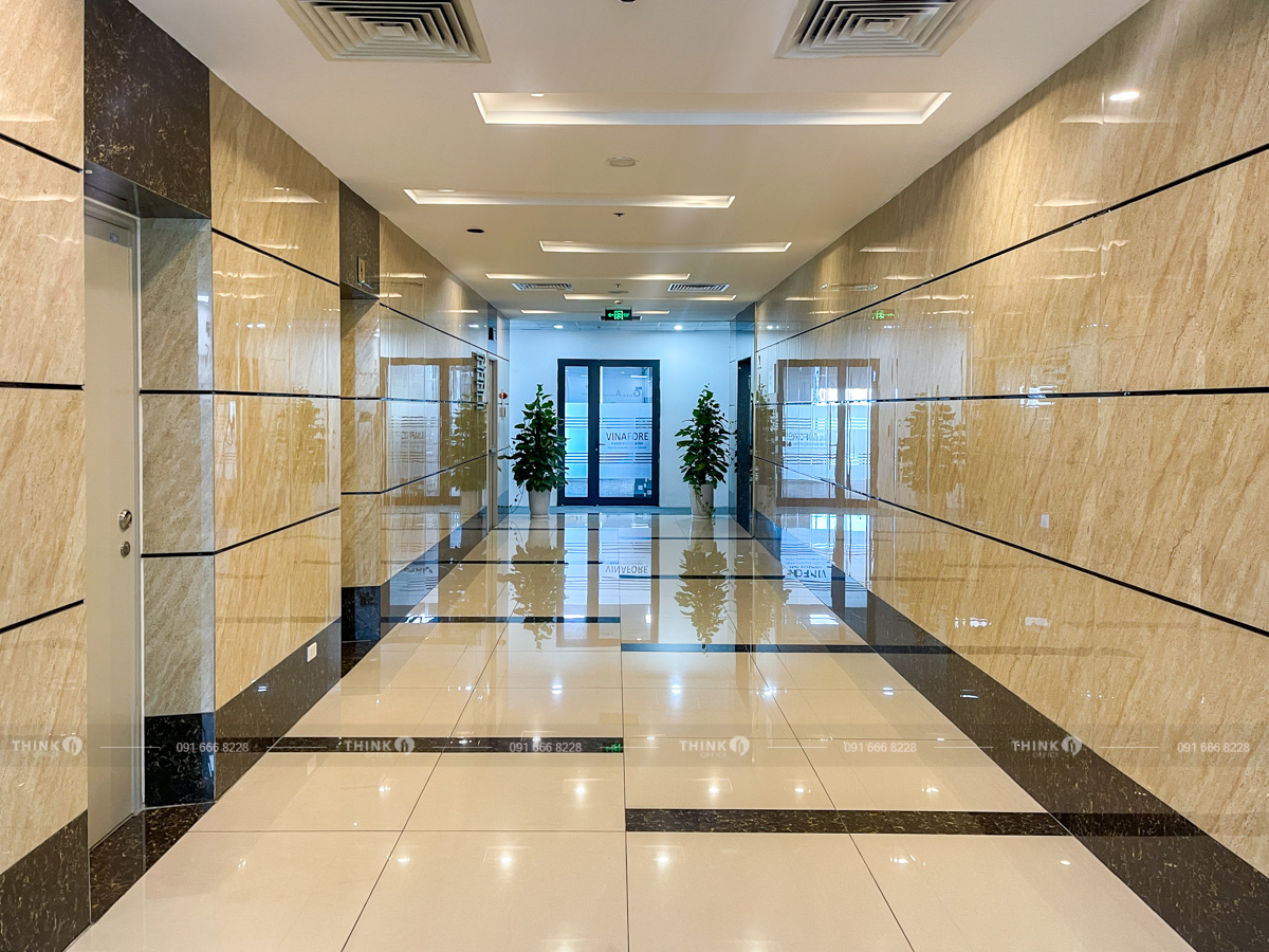 Hành lang văn phòng toà nhà Quang Minh Tower N02 T3 Ngoại Giao Đoàn