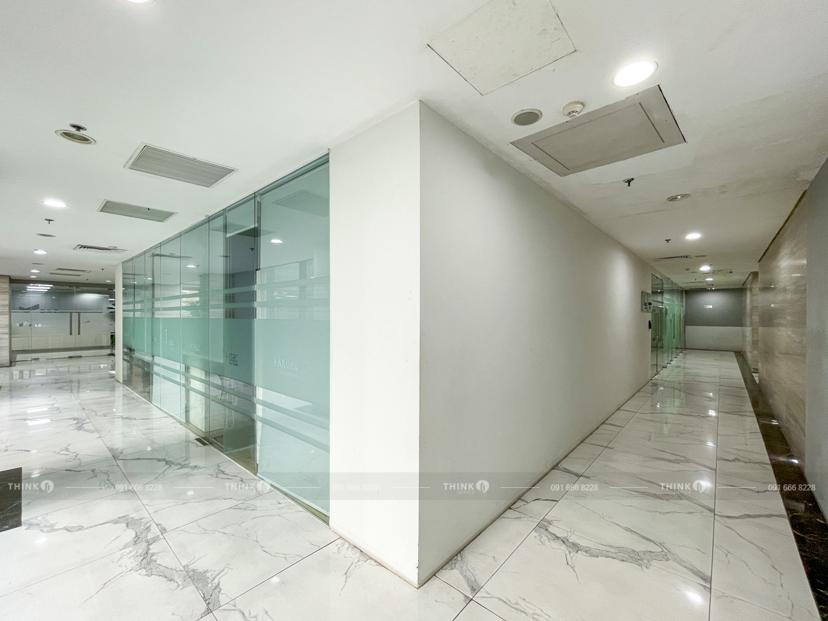 Khu vực hành lang văn phòng toà nhà Hongkong Tower