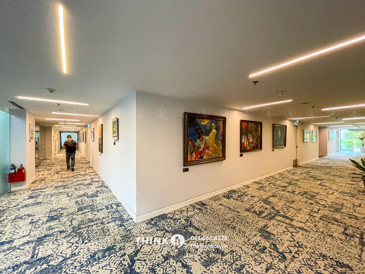 Hành lang phía ngoài văn phòng Pan Pacific Hanoi