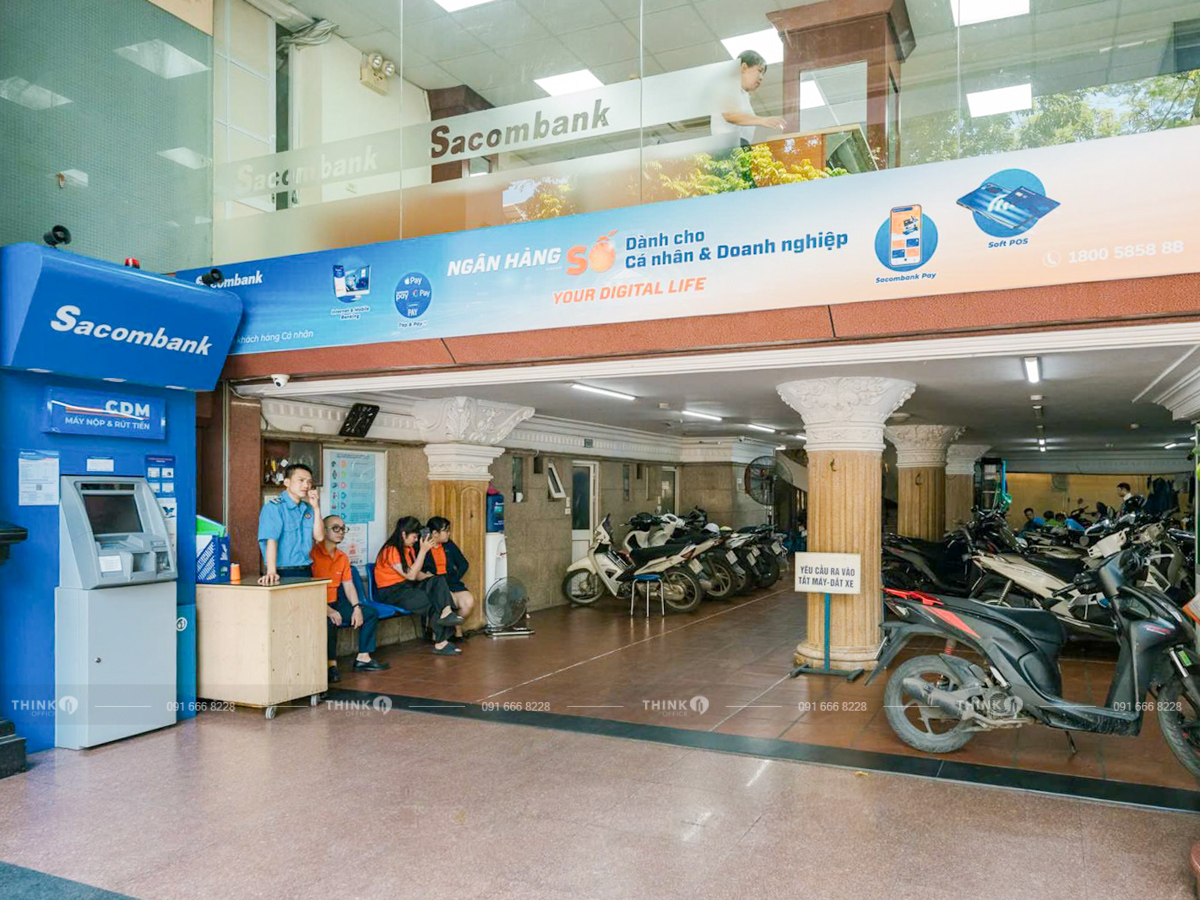 Khu vực ngoài toà nhà 27 Hàng Bài