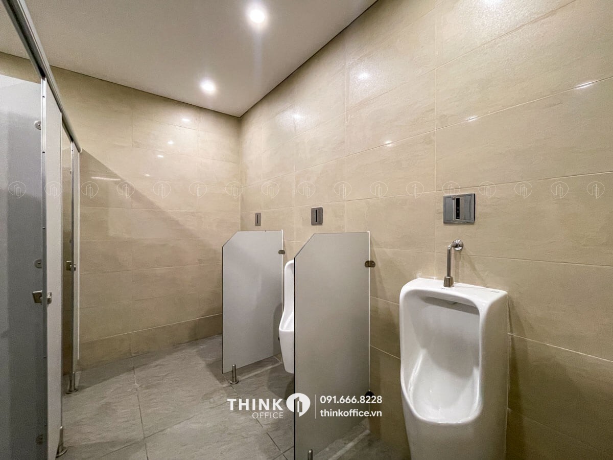 Bồn tiểu vệ sinh nam toà nhà Discovery Central Trần Phú