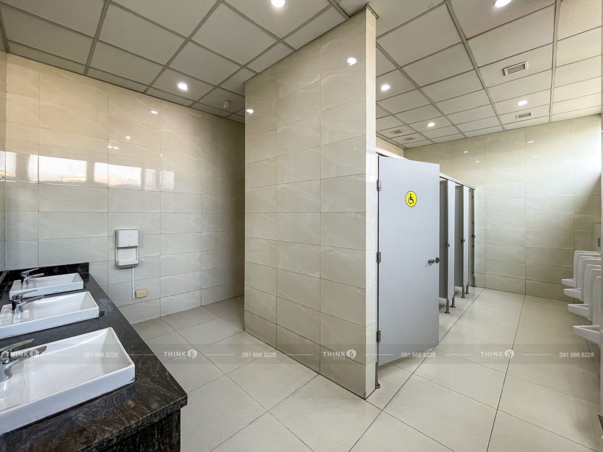 Khu vực nhà vệ sinh Mac Plaza