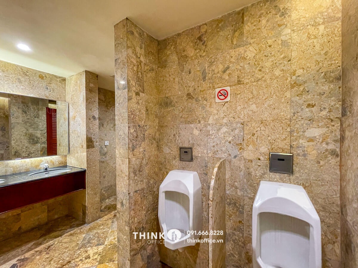 Bồn tiểu nhà vệ sinh nam Pan Pacific Hanoi