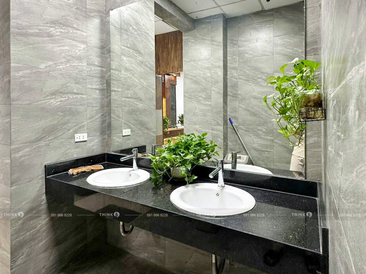 Khu vực nhà vệ sinh toà nhà B&B Building Đường Láng