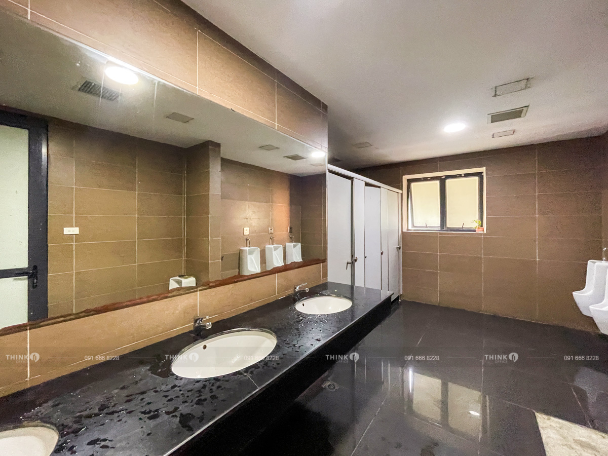 Khu vực nhà vệ sinh toà nhà Cland Lê Đức Thọ