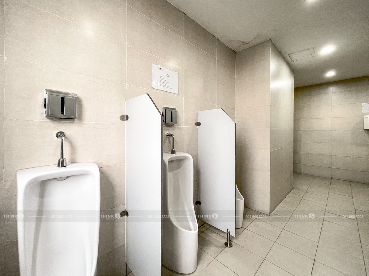 Khu vực nhà vệ sinh toà nhà FLC Complex Phạm Hùng