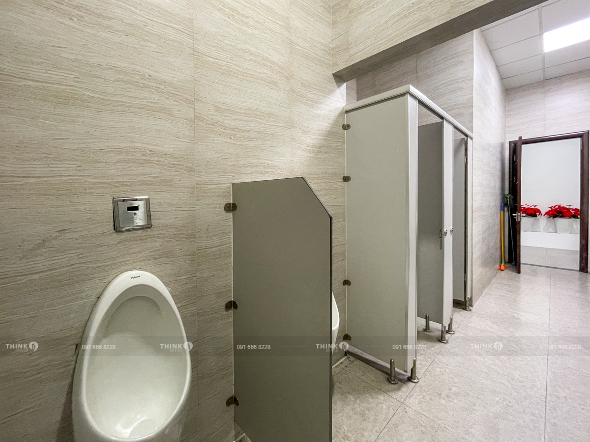 Khu vực nhà vệ sinh toà nhà Golden Palace Mễ Trì