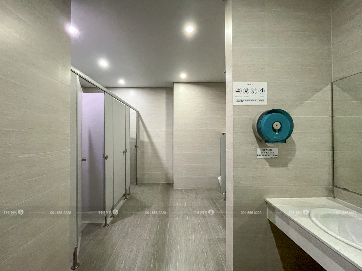 Khu vực nhà vệ sinh toà nhà Golden Palm