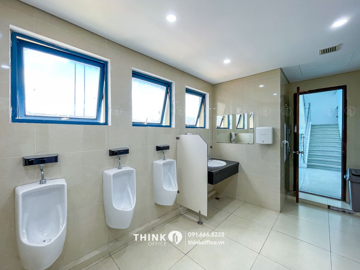 Nhà vệ sinh nam tại toà nhà Hanco 3 Building