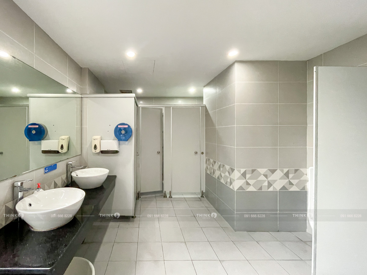 Khu vực nhà vệ sinh toà nhà Handiresco Complex Lê Văn Lương
