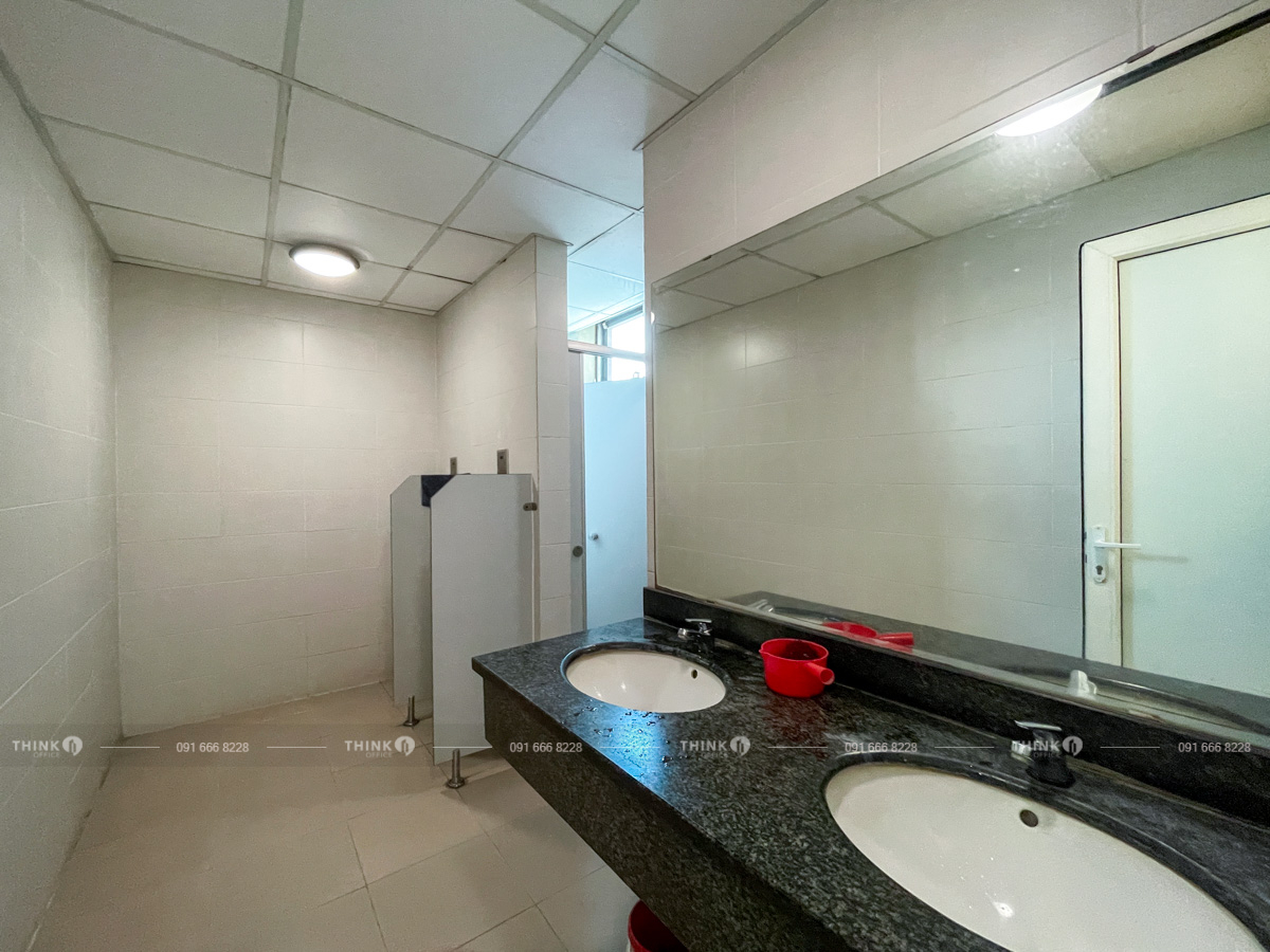 Khu vực nhà vệ sinh toà nhà Intracom Cầu Diễn