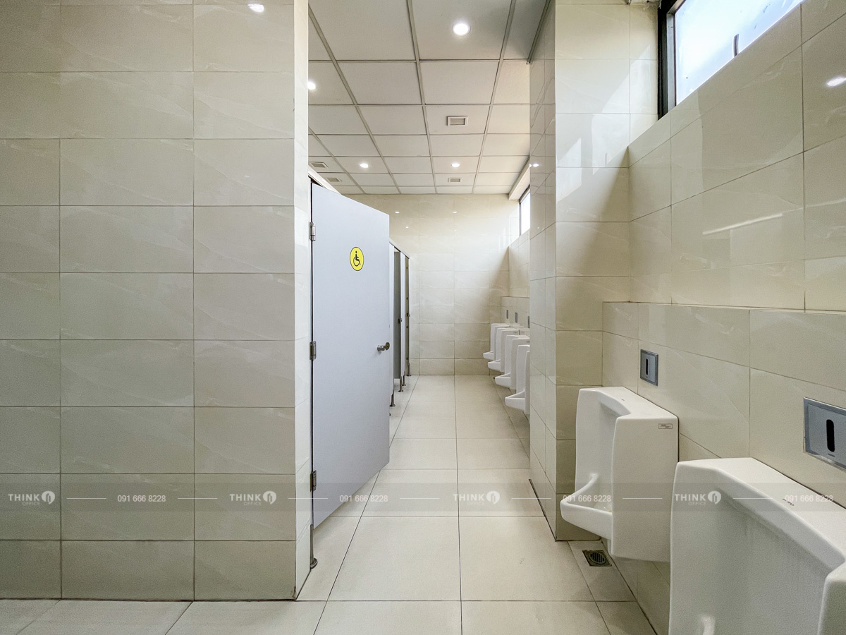 Khu vực nhà vệ sinh toà nhà Mac Plaza