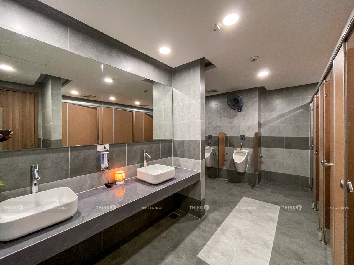 Khu vực nhà vệ sinh toà nhà New Skyline