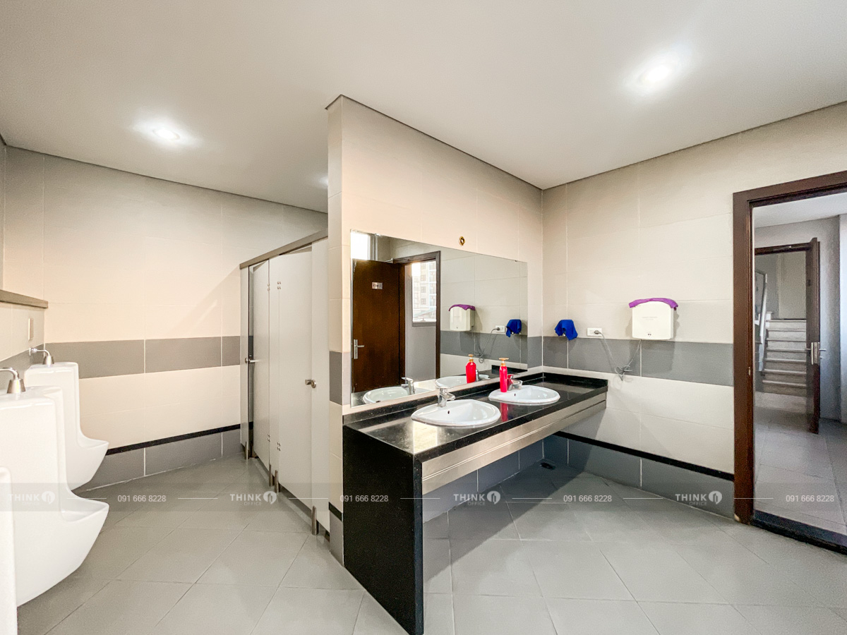 Khu vực nhà vệ sinh toà nhà Ngọc Khánh Building