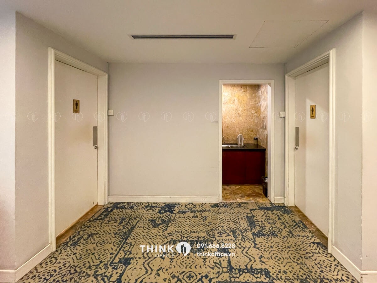 Lối nhà vệ sinh và pantry văn phòng toà nhà Pan Pacific Hanoi