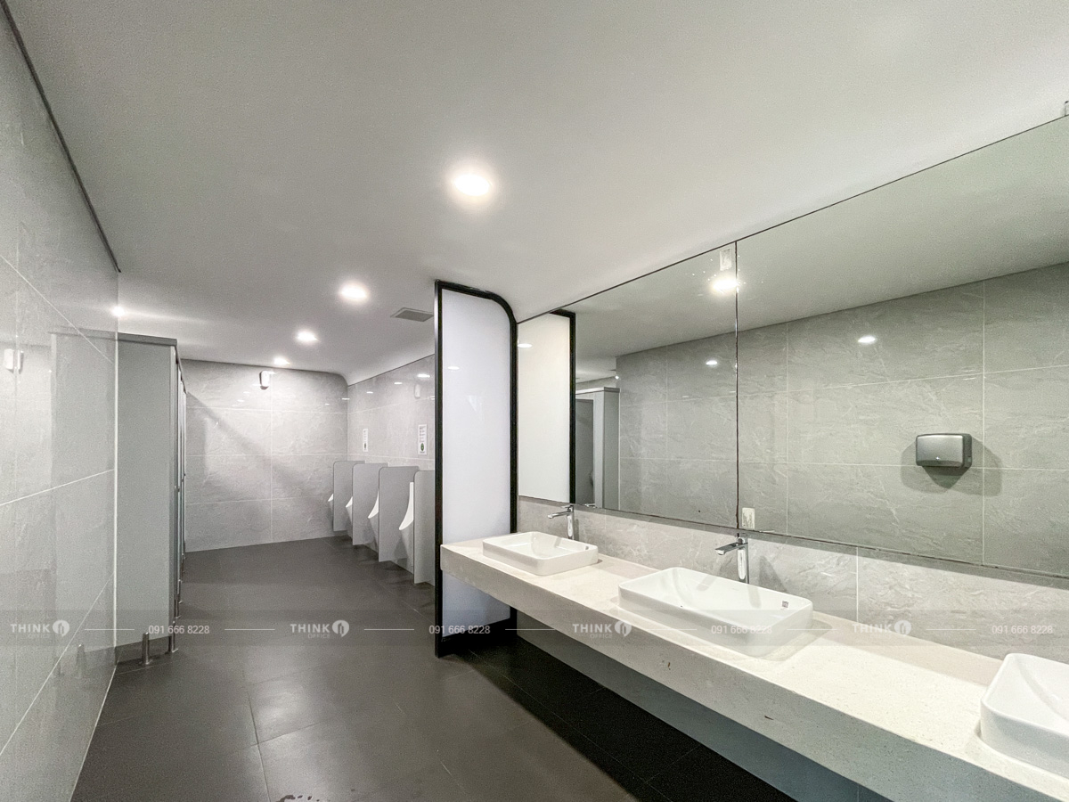 Khu vực nhà vệ sinh toà nhà The Zei Plaza