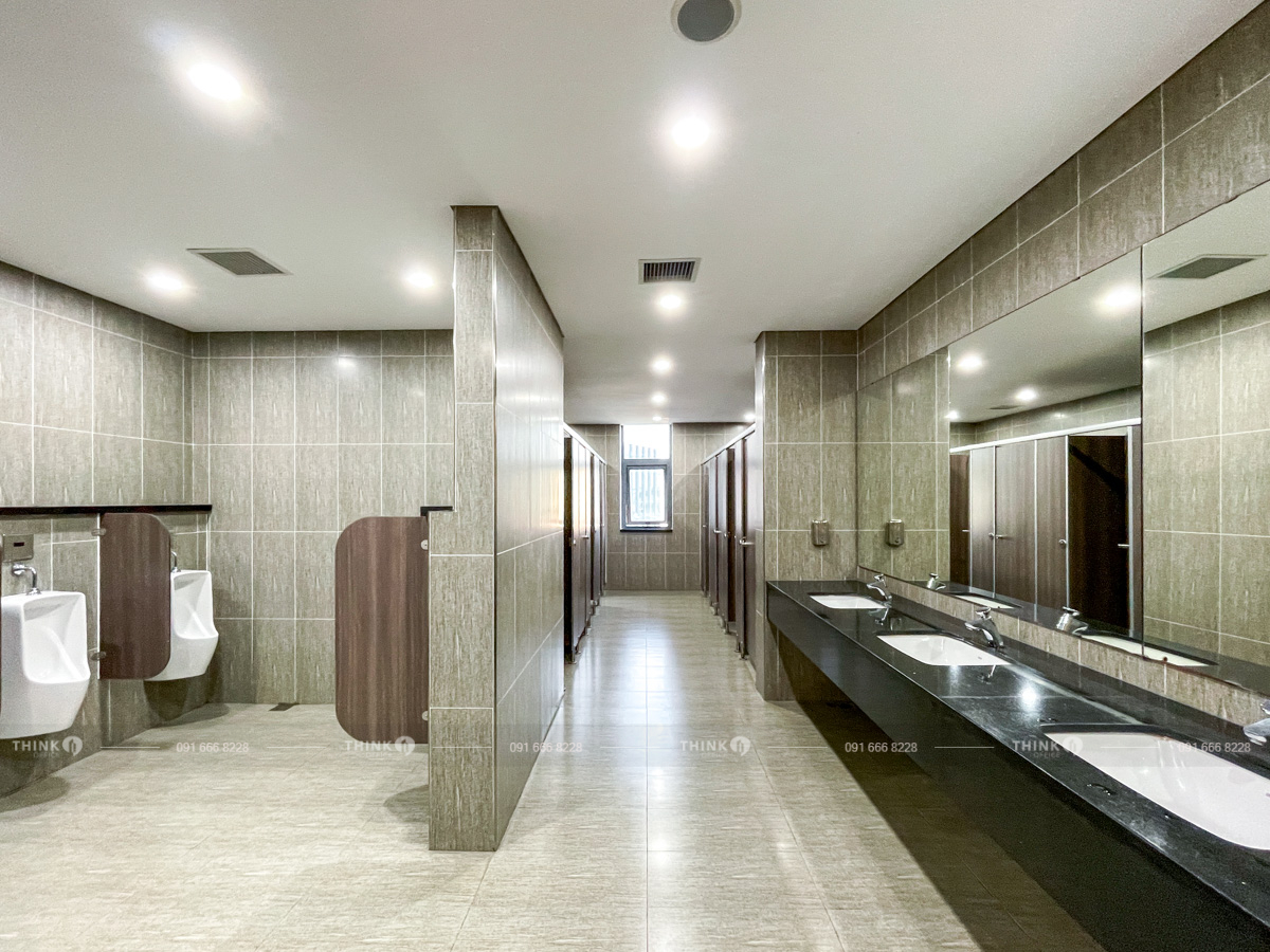 Khu vực nhà vệ sinh toà nhà Victoria Văn Phú