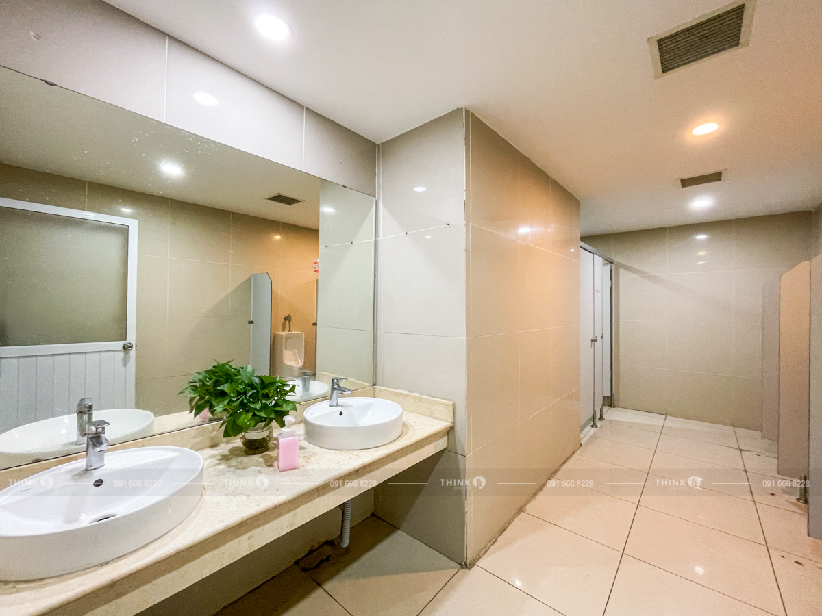 Khu vực nhà vệ sinh toà nhà Vườn Đào