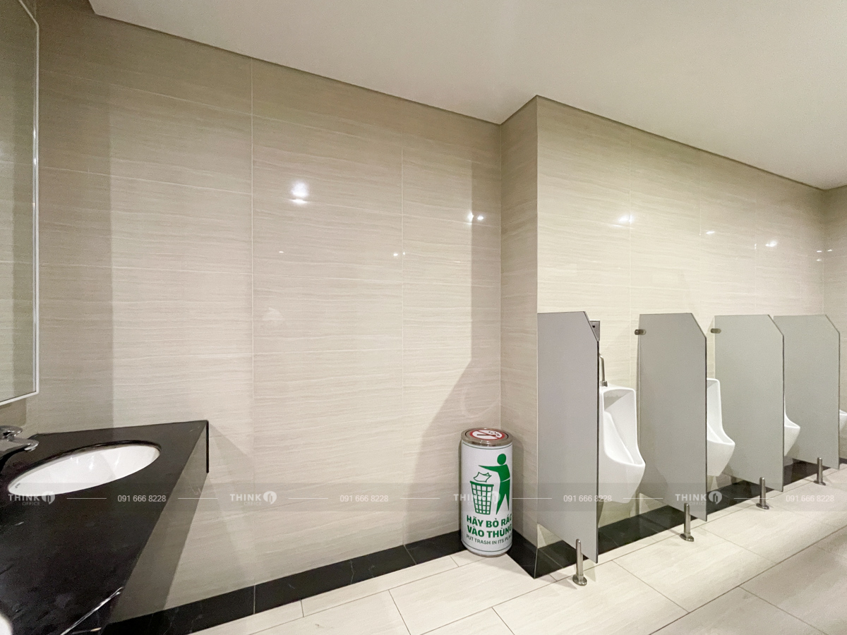Khu vực nhà vệ sinh văn phòng toà nhà Vinhomes West Point