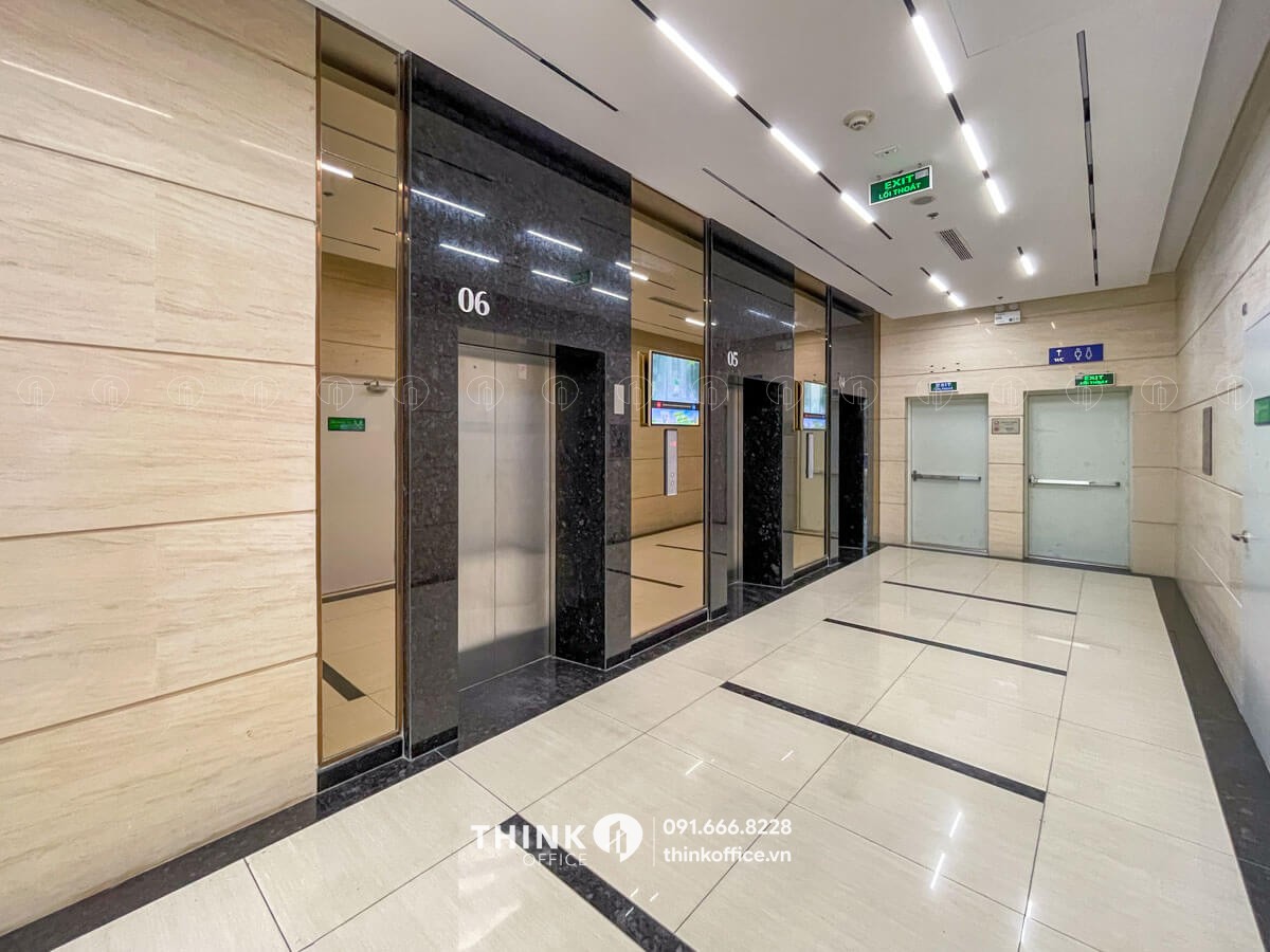 Sảnh thang máy văn phòng hiện đại tại toà nhà Discovery Central 67 Trần Phú