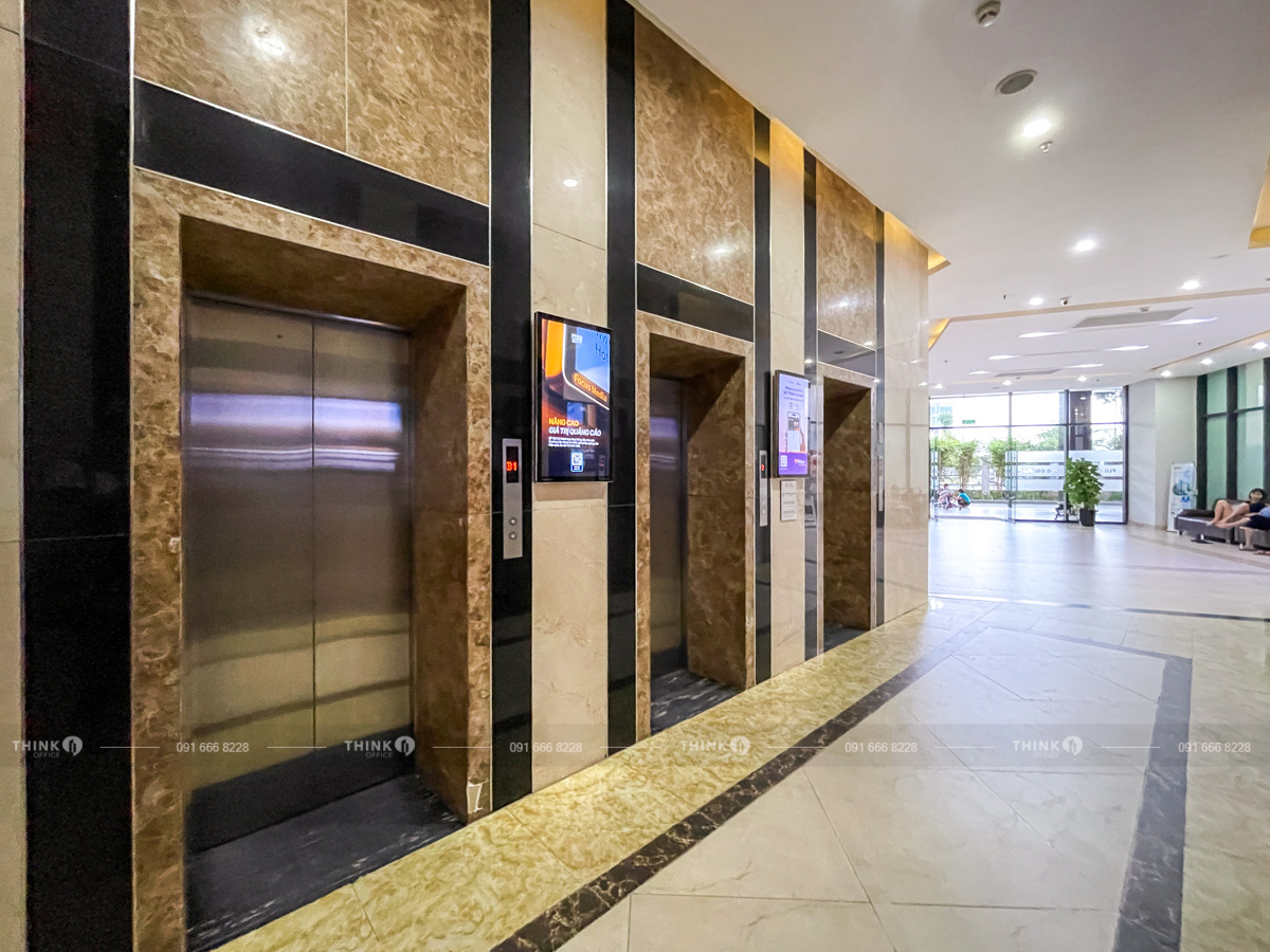 Khu vực sảnh thang máy toà nhà FLC Complex Phạm Hùng
