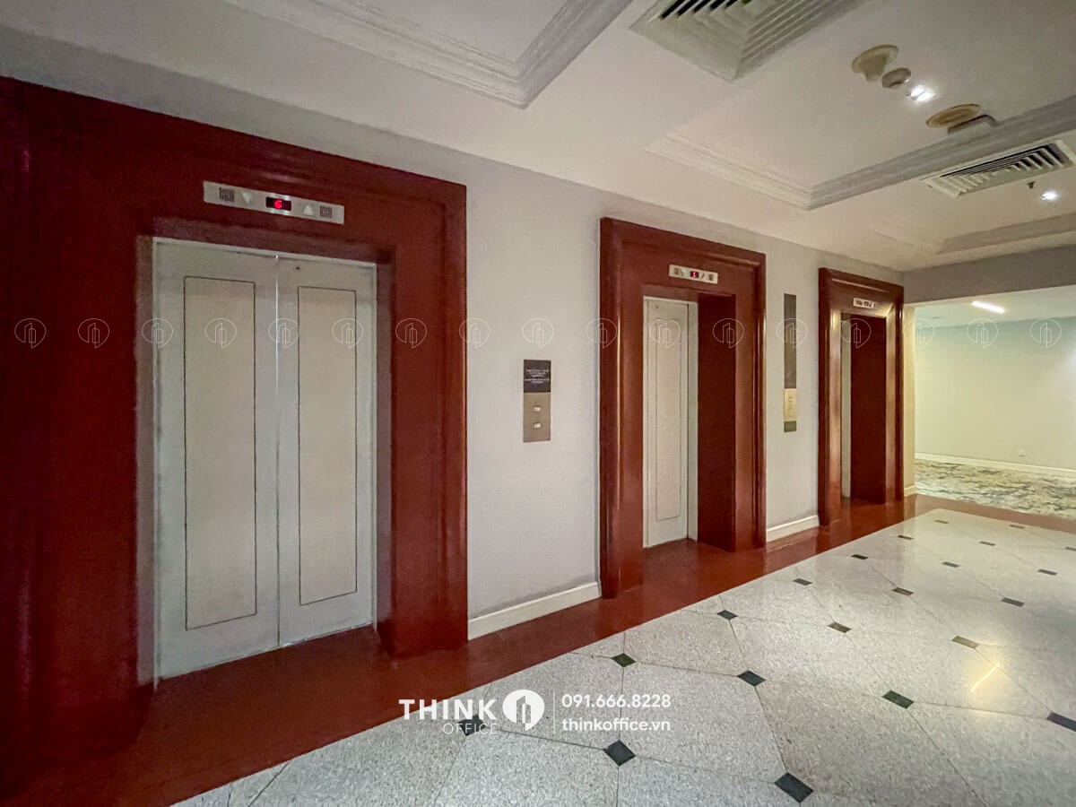 Thang máy toà nhà Pan Pacific Hanoi nhìn từ phía trong