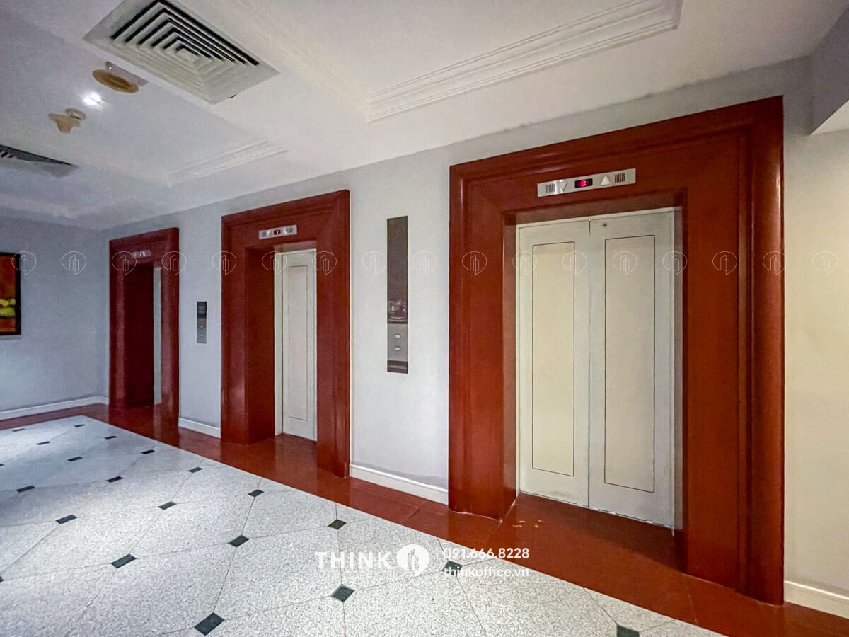 Mặt bên thang máy toà nhà Pan Pacific Hanoi