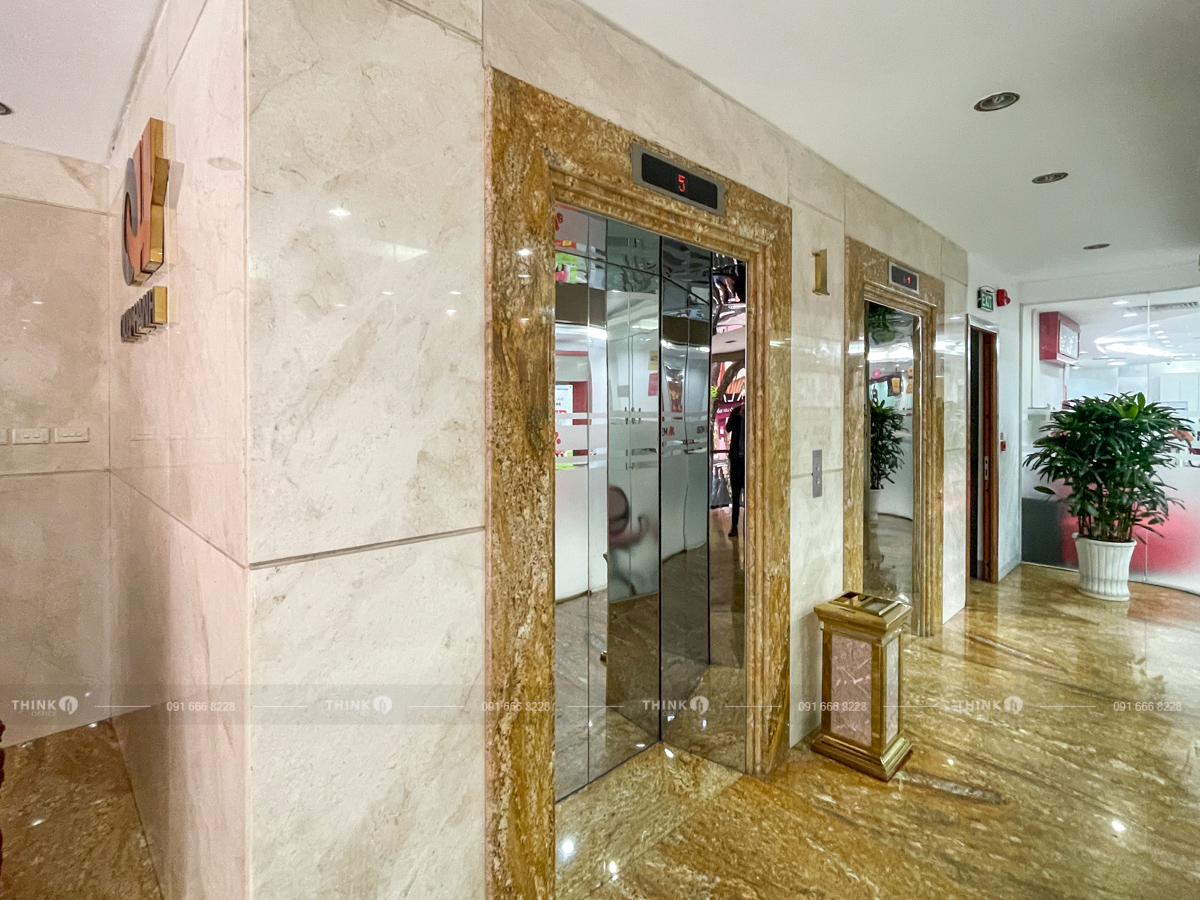 Khu vực thang máy toà nhà Quý Hạnh Building 165 Bà Triệu