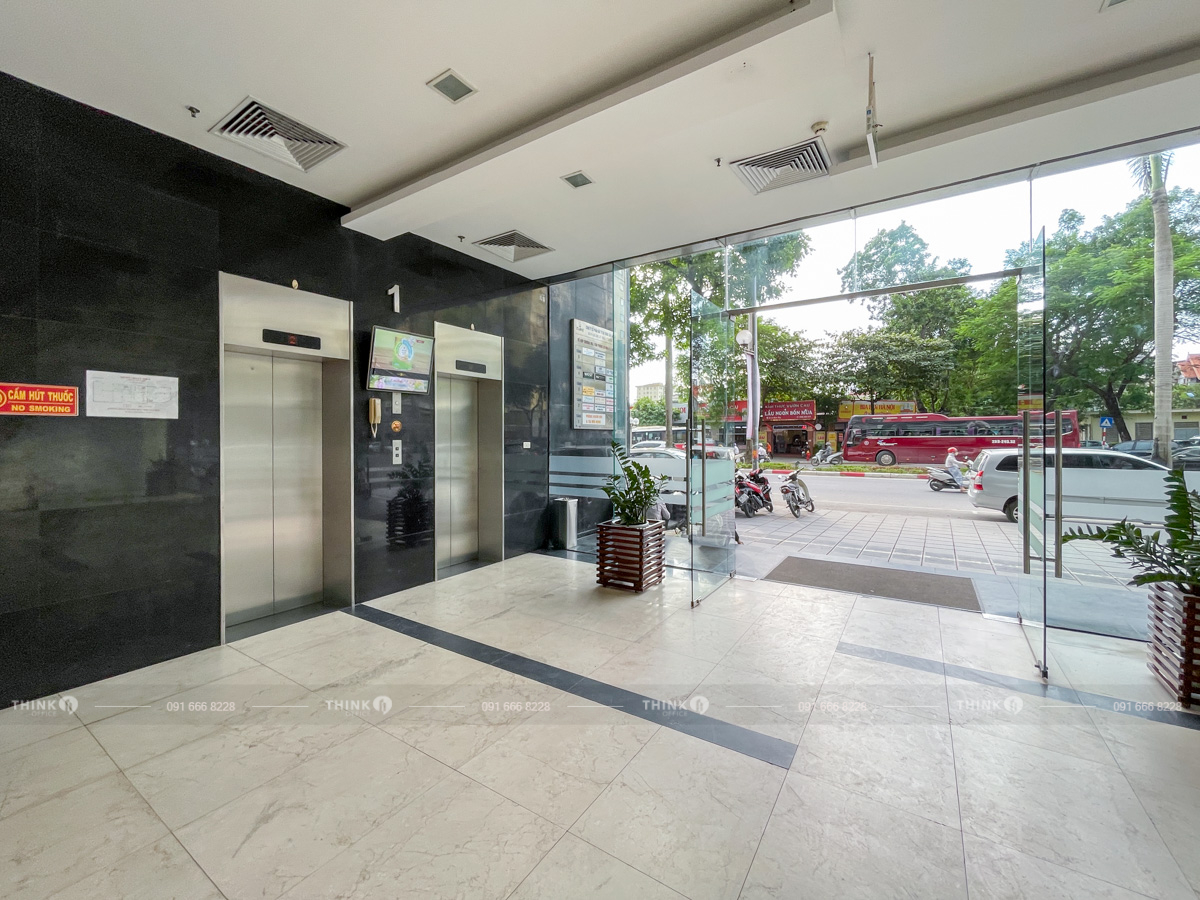Khu vực thang máy văn phòng toà nhà Cland Lê Đức Thọ