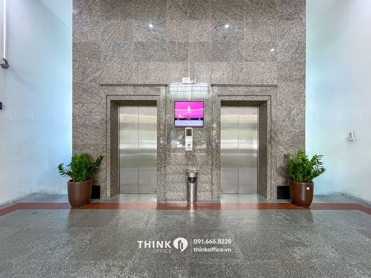 Khu vực thang máy tại sảnh chính văn phòng toà nhà Hanco 3 Building 14 Láng Hạ