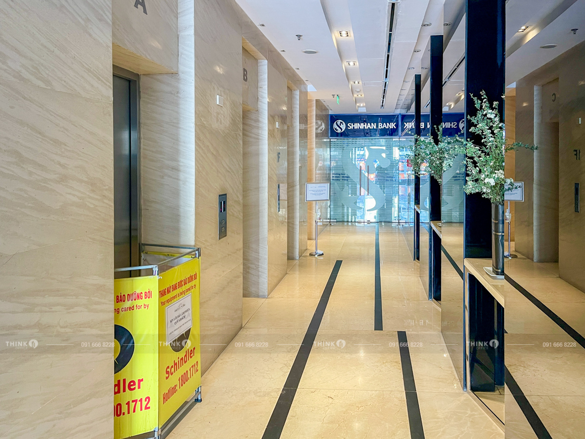 Khu vực thang máy văn phòng toà nhà Leadvisors Place