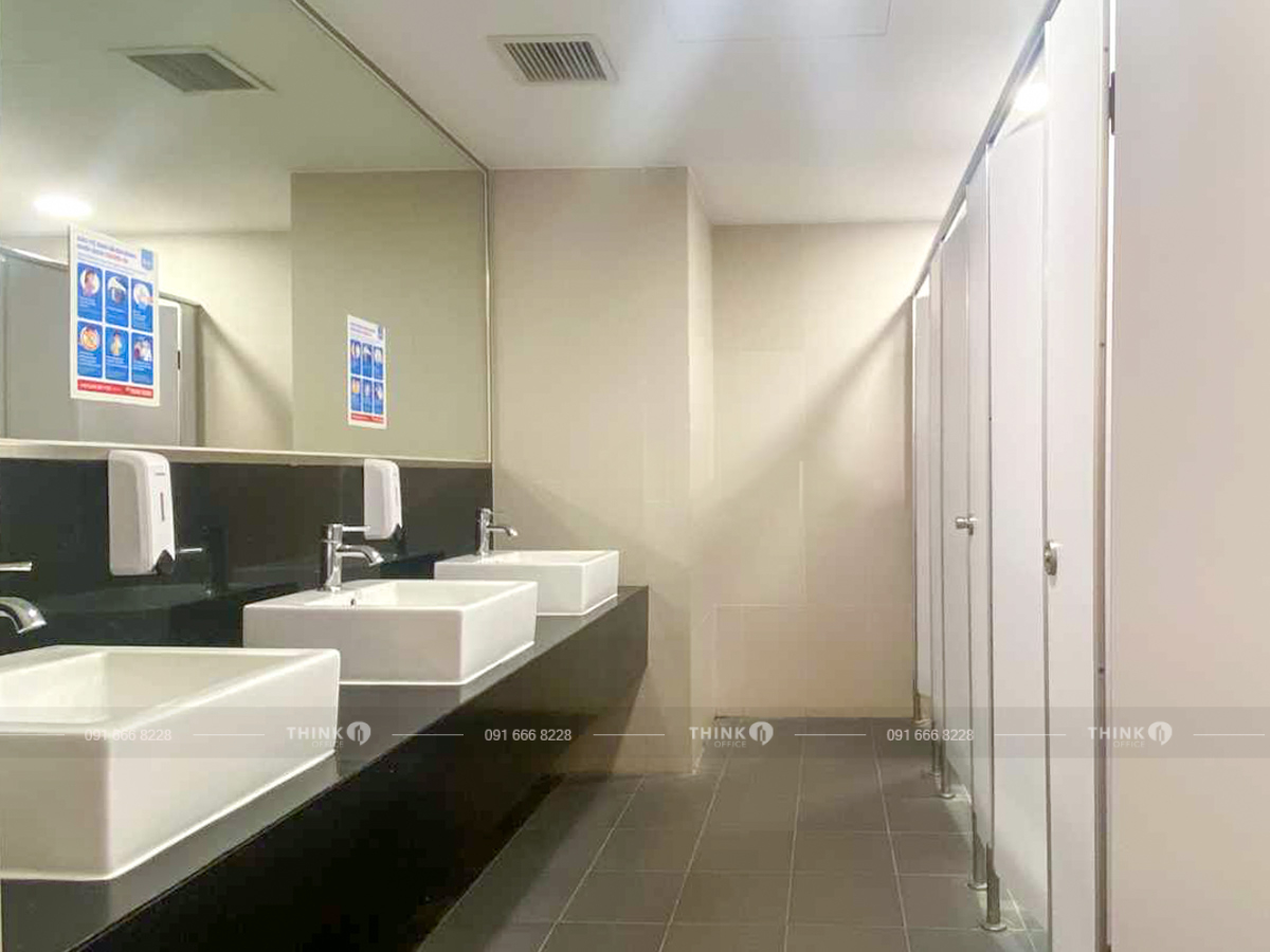 Khu vực vệ sinh Indochina Plaza Hanoi