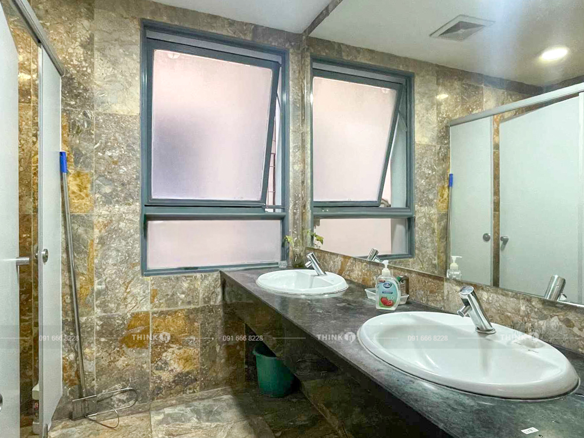 Khu vực vệ sinh toà nhà HEID Building Láng Hạ