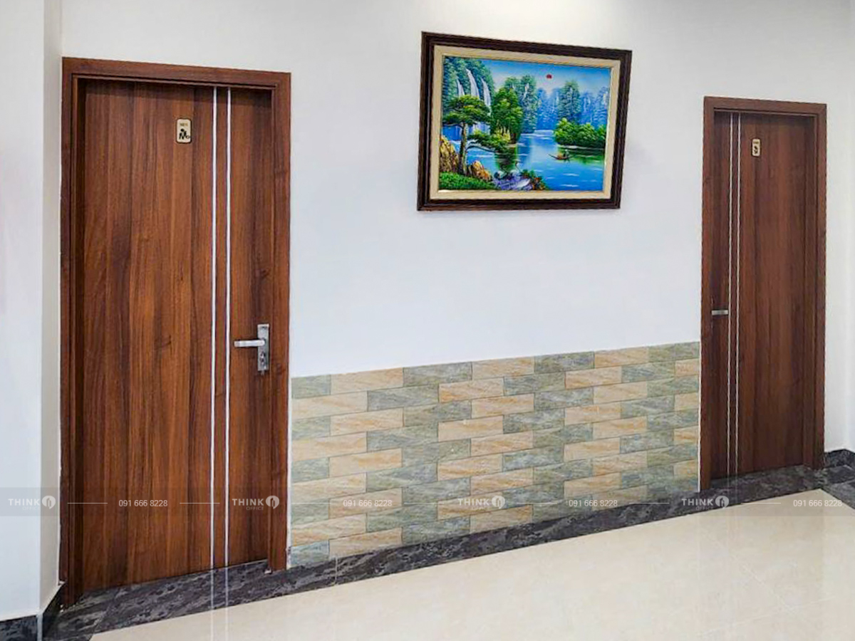 Khu vực vệ sinh toà nhà Qunimex Building Lê Đại Hành