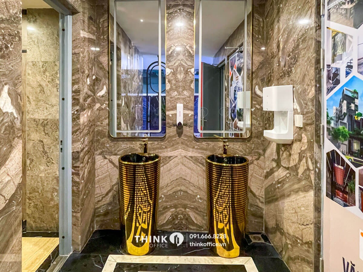 Bồn rửa tay tại khu vực nhà vệ sinh toà nhà TVL Building 153 Đội Cấn